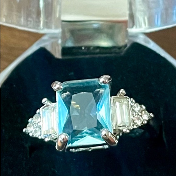 🎉HP🎉Beautiful Silvery Tone  Cubic Zirconia Ring🎉HP🎉 - Picture 3 of 4